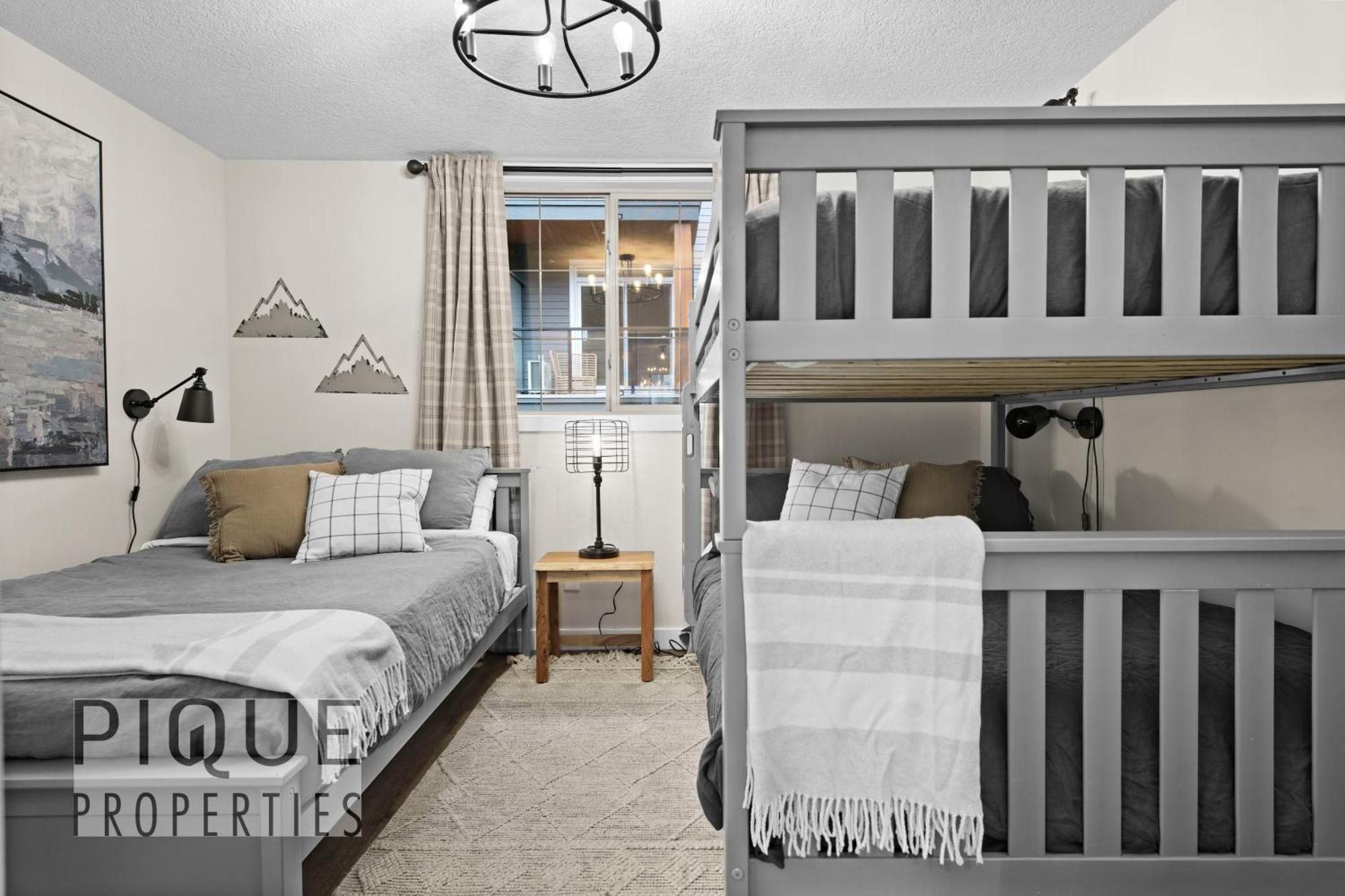 Mystic Mountain Chalet, Heated Outdoor Pool & Hot Tub, Free Parking, Fast Wifi! Canmore Exterior foto