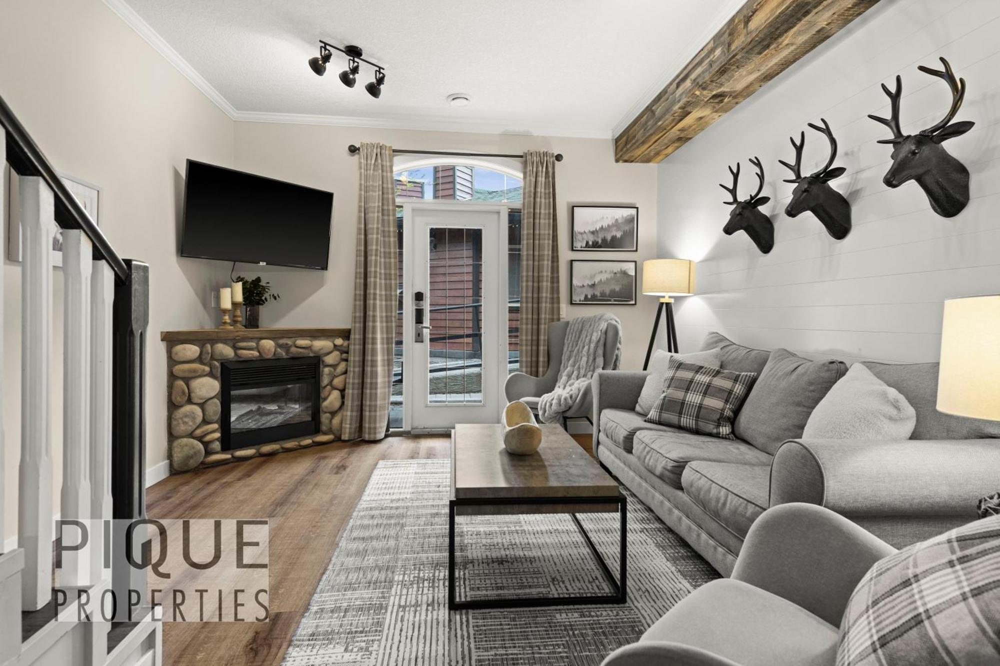 Mystic Mountain Chalet, Heated Outdoor Pool & Hot Tub, Free Parking, Fast Wifi! Canmore Exterior foto