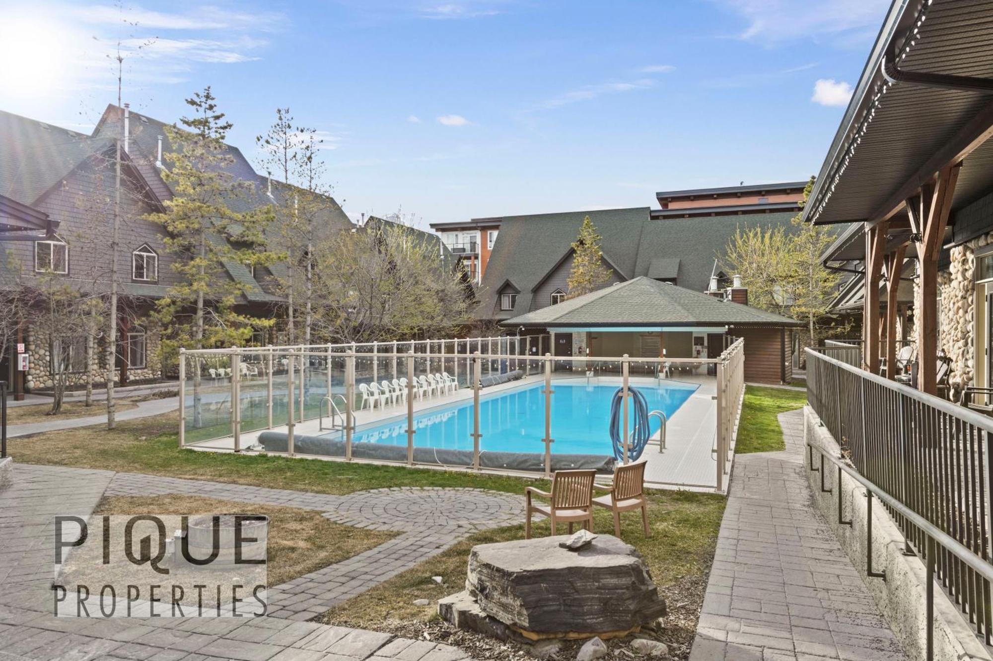 Mystic Mountain Chalet, Heated Outdoor Pool & Hot Tub, Free Parking, Fast Wifi! Canmore Exterior foto